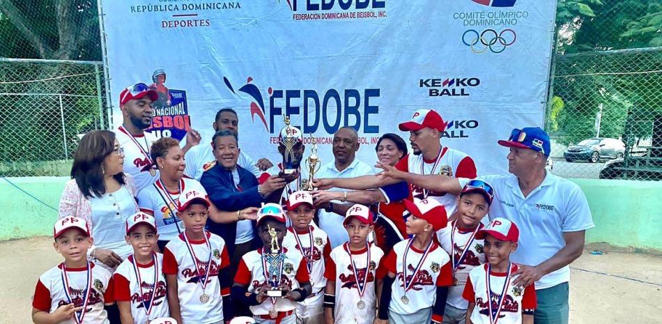 Los niños celebran con orgullo al recibir su campeonato.