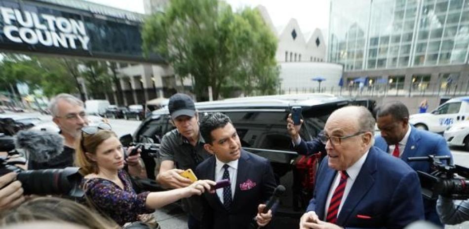 Rudy Giuliani al momento de llegar a los tribunales en el condado Fulton en Atlanta el 17 de agosto de 2022.  AP