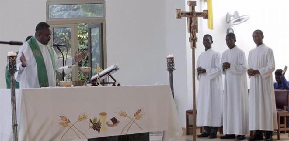 Una sacerdote oficia una ceremonia religiosa en una iglesia de Puerto Príncipe, Haití. (imagen de archivo). - JOSE A. IGLESIAS / ZUMA PRESS / CONTACTOPHOTO