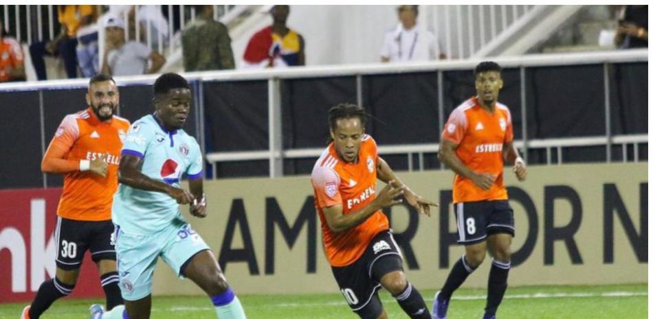 Charles Herald, del Cibao FC, batalla por el balón con un jugador del Motagua de Honduras.