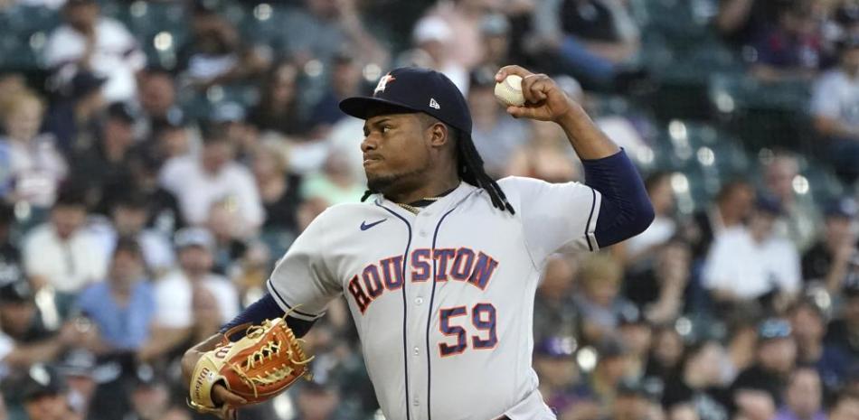 El abridor de los Astros, Framber Valdez, prepara un lanzamiento en la primera entrada en el juego de beisbol en contra de los Medias Blancas de Chicago.