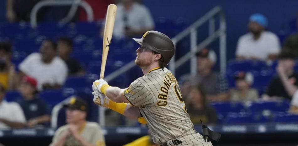 Jake Cronenworth, de los Padres de San Diego, pega un grand slam en el juego ante los Marlins de Miami.