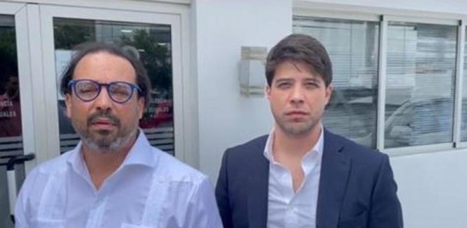 Andrés Castillo (derecha) y su abogado (izquierda) en la Fiscalía de la Rómulo Betancourt.