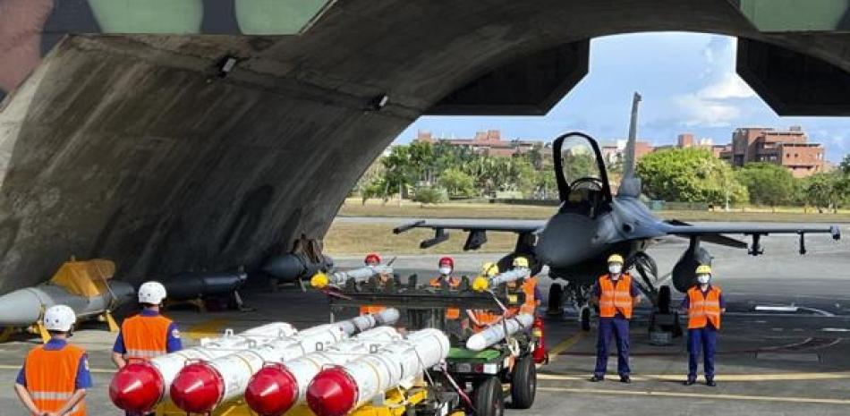 Equipos bélicos listos para ser usados en maniobras militares en la Base Aérea Hualien de Taiwán el 17 de agosto del 2022. AP
