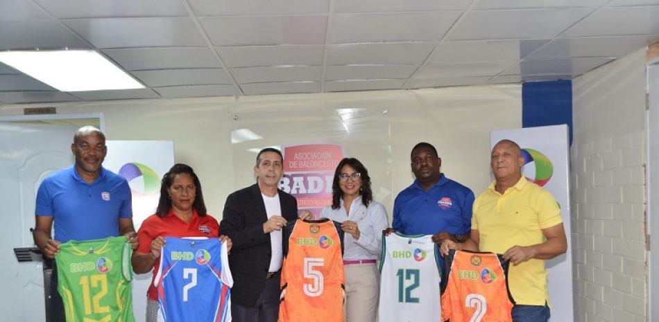 Josefina Navarro, tercera por el lado derecho, encabezó la entrega de uniformes a los equipos que participarán en el torneo sub-16 masculino y femenino del Distrito Nacional.
