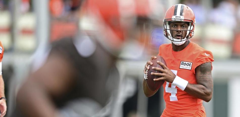 El quarterback de los Browns de Cleveland Deshaun Watson lanza durante un entrenamiento en Berea, Ohio.