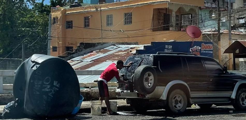 Lavaderos de vehículos improvisados en sectores del Gran Santo Domingo. Foto: Listín Diario