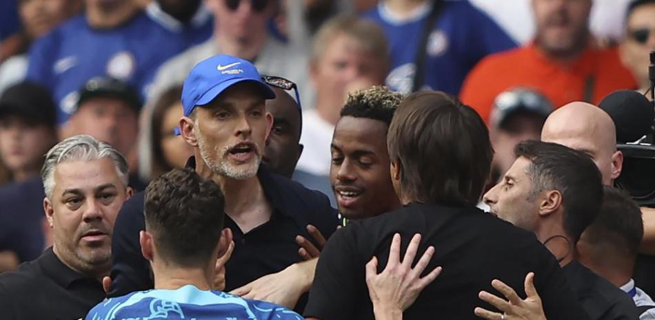 El técnico de Chelsea Thomas Tuchel discute con su contraparte de Tottenham Antonio Conte durante el partido de la Liga Premier.