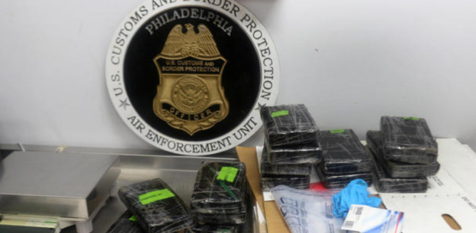 Los oficiales de Aduanas del aeropuerto de Filadelfia encontraron 41 libras de cocaína de un vuelo proveniente de República Dominicana./ Crédito Aduanas y Protección Fronteriza de los Estados Unidos