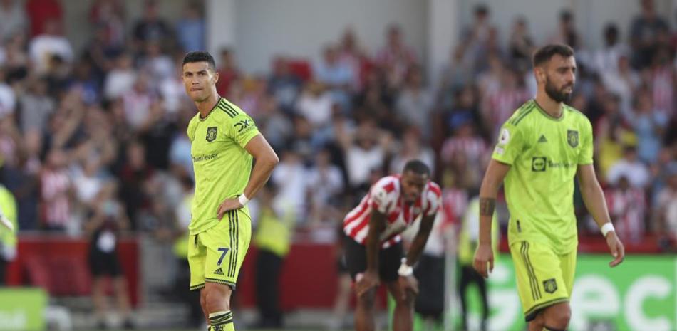 Cristiano Ronaldo con el Manchester United observa la cancha en el encuentro ante el Brenford en la Liga Premier.
