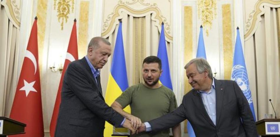 Volodymyr Zelenskyy (centro), Recep Tayyip Erdogan (izquierda), y Antonio Guterres, durante la reunión. AP