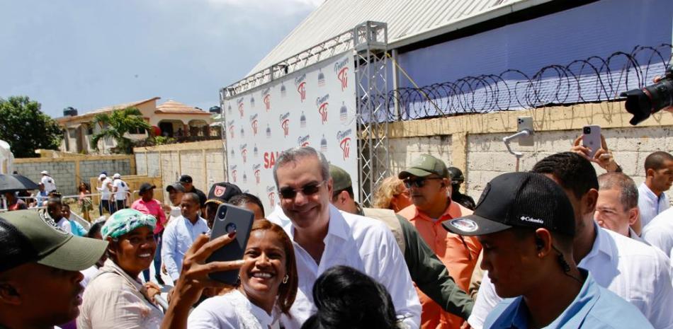 El presidente Luis Abinader su visita a varios proyectos en San Cristóbal/ Presidente de la República