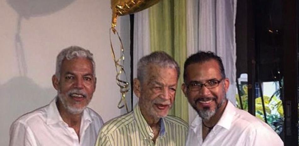 Ivan Aquiles Ramírez De Los Santos, al centro, quien falleció este sábado, a sus extremos loscronistas deportivos, José Ramírez, su hijo y Aquiles Ramirez, su nieto
