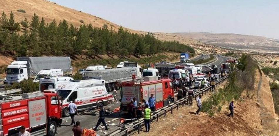 Uno de los dos aparatosos accidentes viales en Turquía. AFP