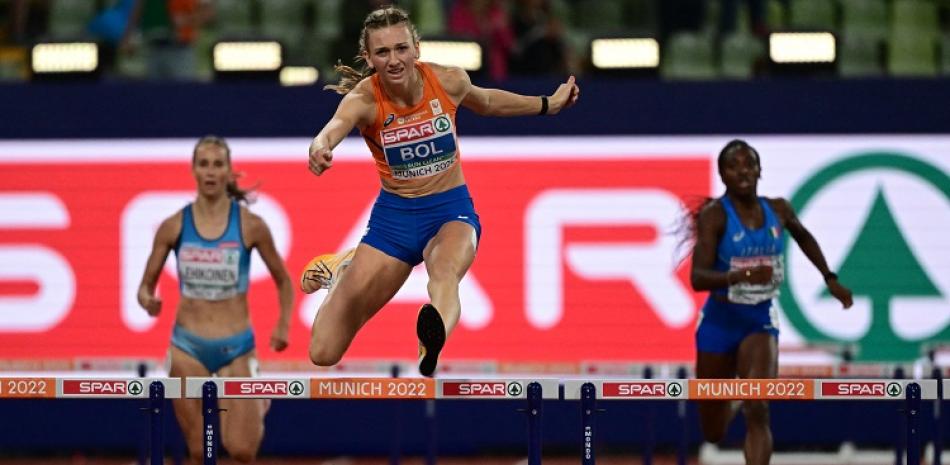 Femke Bol, de Holanda, aparece en competencia durante la final de los 400 metros con vallas del campeonato europeo de atletismo.
