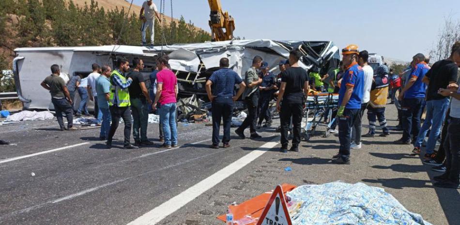 El lugar del accidente vial entre Gaziantep y Nizip en Turquía el 20 de agosto del 2022. (IHA via AP)