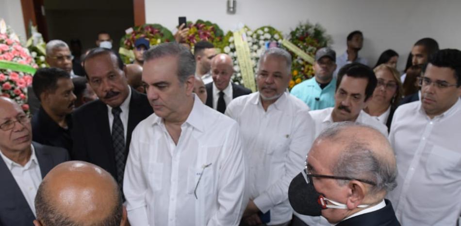 Luis Abinader coincidió con el expresidente Danilo Medina durante su visita a la funeraria La Esperanza, en San Cristóbal, tras el fallecimiento de la madre del alcalde del municipio, José Montás.