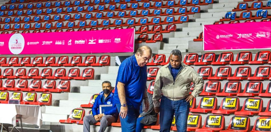 El presidente de la NORCECA, Cristóbal Marte Hoffiz, supervisa este sábado el área de competencia donde se iniciará este domingo la XIX Copa Panamericana de Voleibol Femenino.