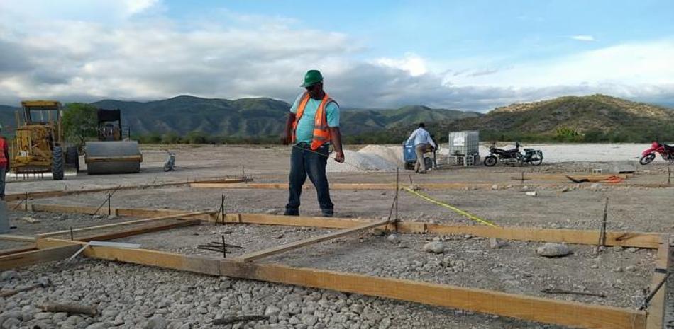 Personal de la empresa que construirá la extensión de la UASD en Neyba comenzaron a realizar algunos trabajos a la espera de los planos de la edificación. Faustino Reyes