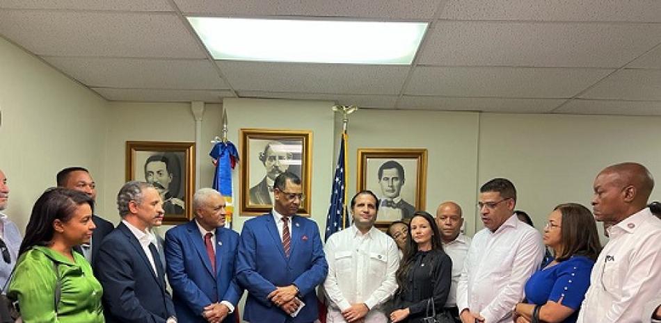 Nuevo cónsul dominicano en Boston, Enrique García, junto a una delegación de vicecónsules.