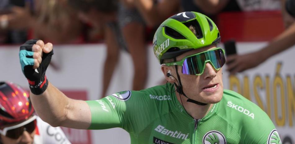 Sam Bennett celebra tras ganar la tercera etapa de la Vuelta a España en Breda, Holanda.
