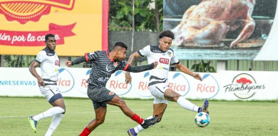 Un momento de acción en el partido entre La Vega y Moca en la Liguilla de la Liga Dominicana de Fútbol.
