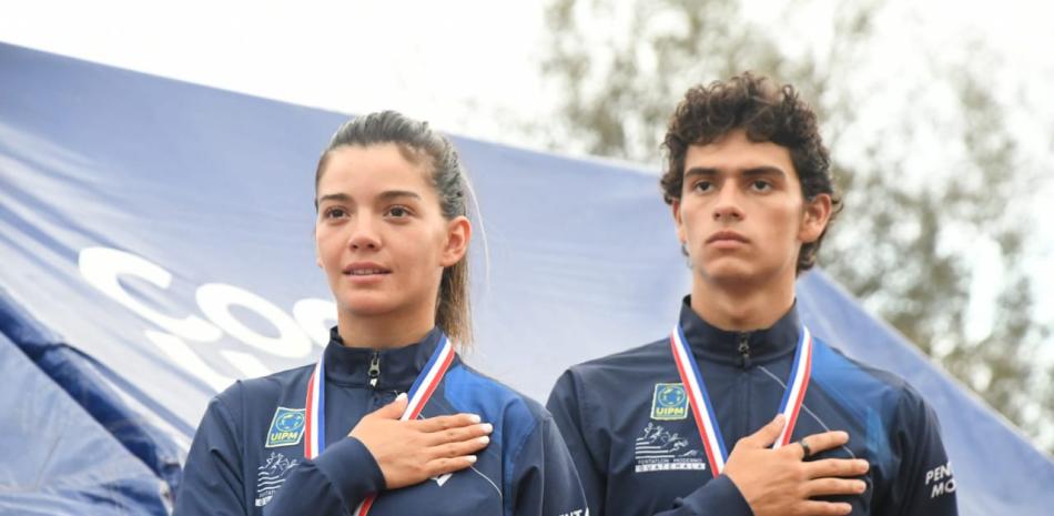 Sophia Hernández y Andrés Fernández posan con sus preseas alcanzadas en las pruebas mixtas correspondientes al Campeonato Norceca Abierto de Pentatlón Moderno.