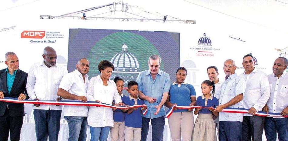 El presidente Abinader inauguró una escuela en Peralvillo.