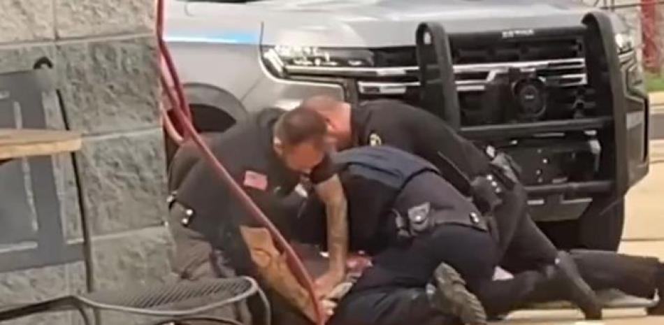 Tres policías suspendidos en EEUU tras video viral de arresto violento.