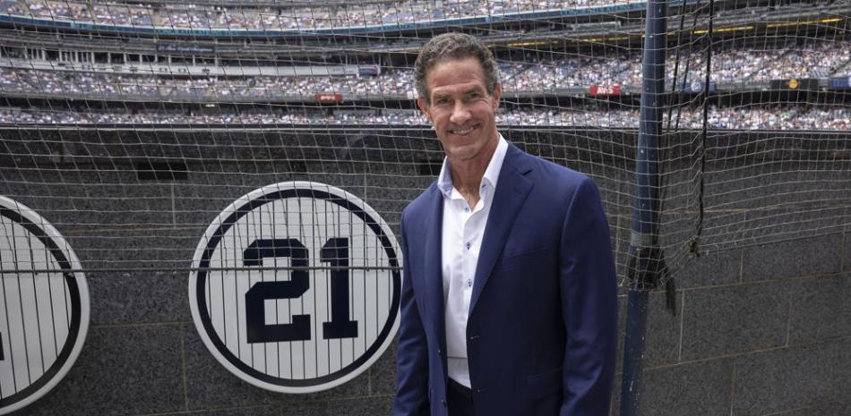 El retirado pelotero Paul O'Neill frente a su número en el Parque de los Monumentos del Yankee Stadium.