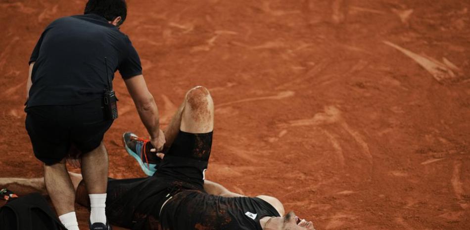 Alexander Zverev adolorido tras doblarse el tobillo durante la semifinal contra Rafael Nadal en el Abierto de Francia.
