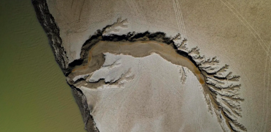 Imagen tomada desde un dron del pantano de Yesa que está actualmente por debajo del 30 % de su nivel.

Foto: EFE/ Jesús Diges