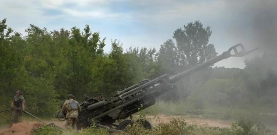 Soldados ucranianos disparan contra posiciones rusas con un obús M777 estadounidense en la región oriental de Donetsk el 18 de junio del 2022. ap