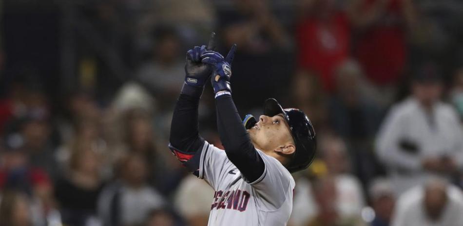 Andrés Giménez, de los Guardianes, señala al cielo mientras se acerca al plato luego de sacudir un jonrón solitario en el quinto inning frente a los Padres de San Diego.