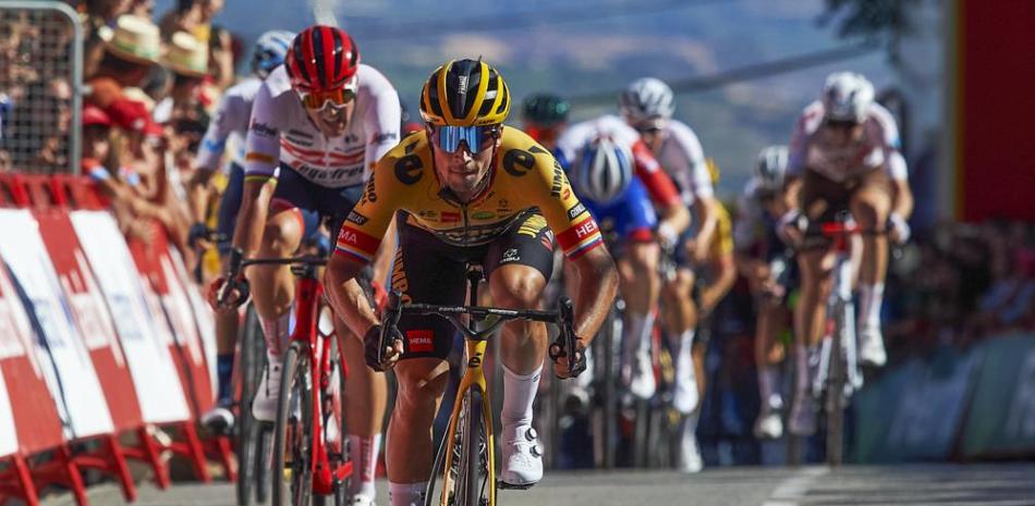 Primoz Roglic rumbo a la meta de la 4ta etapa de la Vuelta a España entre Vitoria-Gasteiz y Laguardia.