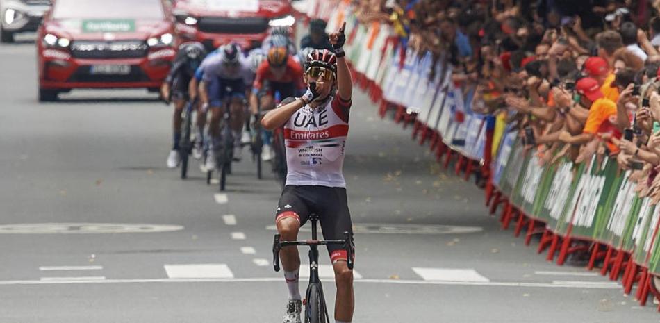 Marc Soler celebra tras ganar la quinta etapa de la Vuelta a España en Bilbao.