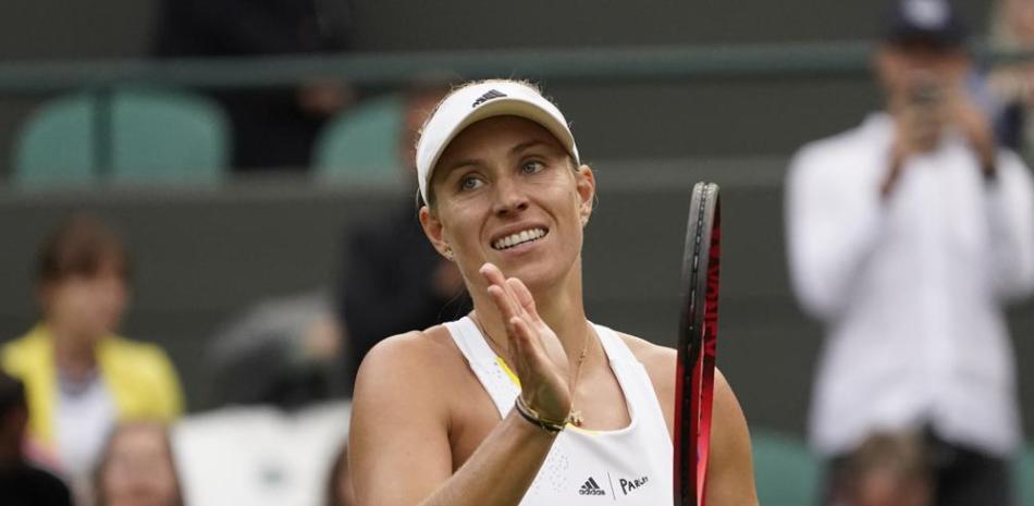 Angelique Kerber saluda tras vencer a Kristina Mladenovic en la primera ronda del torneo de Wimbledon, el 27 de junio.