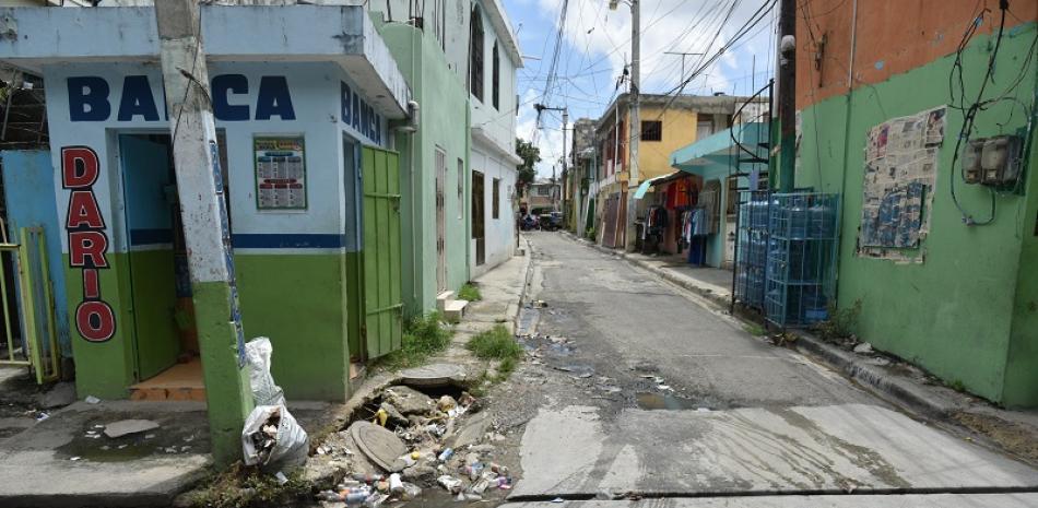 Las calles estrechas, deterioradas, sin una regulación de las aguas fluviales, es una degradante realidad compartida en común entre los barrios periféricos de la ciudad de Santo Domingo. Foto: Jorge Martínez / LD