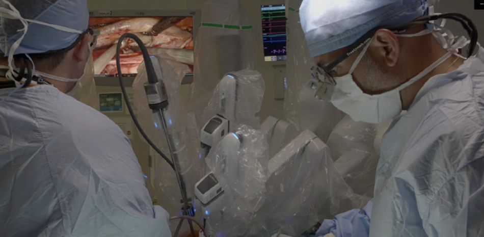 Durante esta cirugía, se utiliza un robot desde una consola en una sala de operaciones que proporciona una vista tridimensional de alta definición.