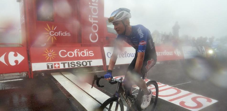 El australiano Jay Vine al ganar la sexta etapa de la Vuelta a España entre Bilbao y Pico Jano.