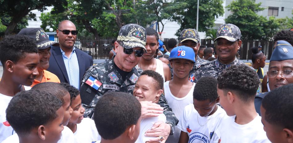 El mayor general Eduardo Alberto en unos de los momentos que compartió con niños y adolescentes de distintos barrios de la capital .