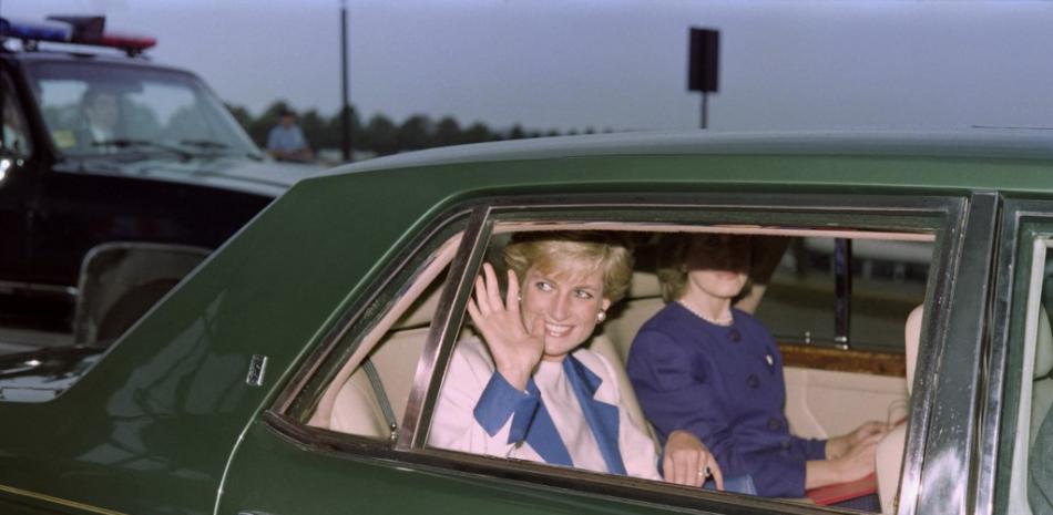 En esta foto de archivo tomada el 5 de octubre de 1990, la princesa Diana de Gran Bretaña llega a visitar a la primera dama Barbara Bush (no se ve) en la Casa Blanca. 
Pam PRECIO / AFP