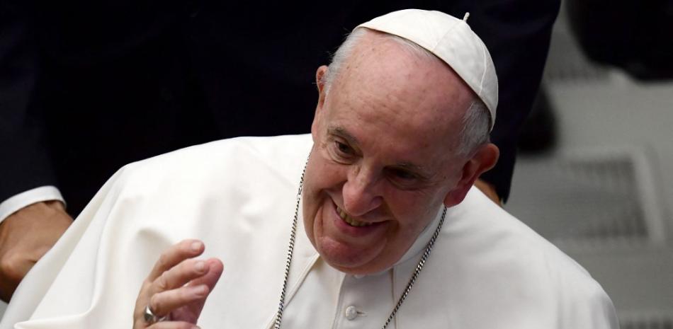 El Papa Francisco saluda a la audiencia mientras asiste a una audiencia con monaguillos de Francia en el Salón Pablo VI del Vaticano el 26 de agosto de 2022.
FELIPE MONTEFORTE / AFP