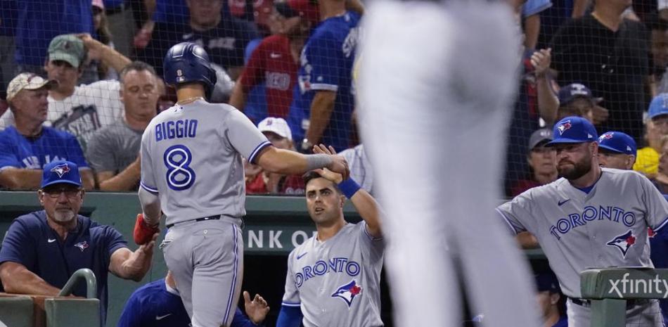 Cavan Biggio, de los Azulejos de Toronto, vuelve a la cueva tras anotar en la décima entrada del juego ante los Medias Rojas de Boston.