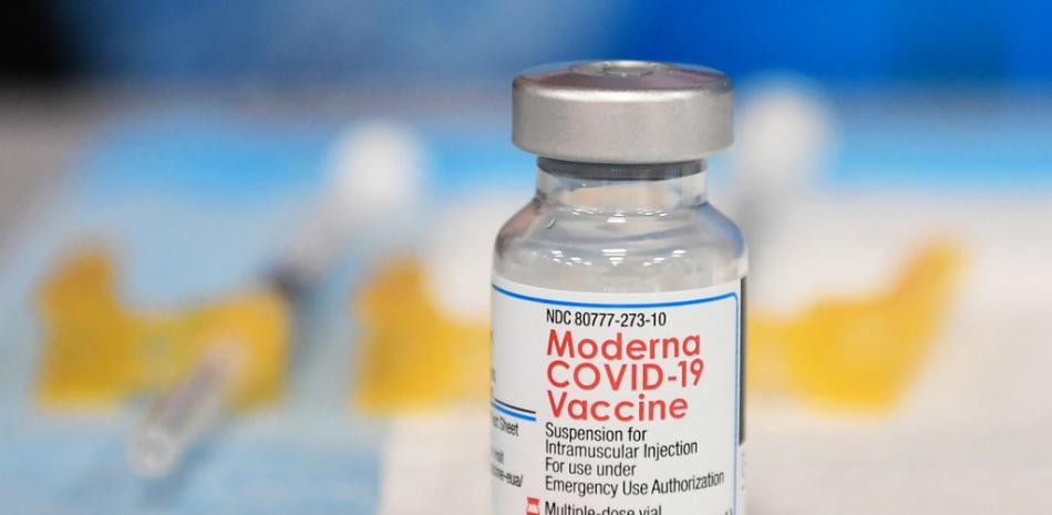 En esta foto de archivo tomada el 15 de diciembre de 2021, la vacuna Moderna Covid-19 espera su administración en una clínica de vacunación en Los Ángeles, California. 
Frédéric J. BROWN / AFP