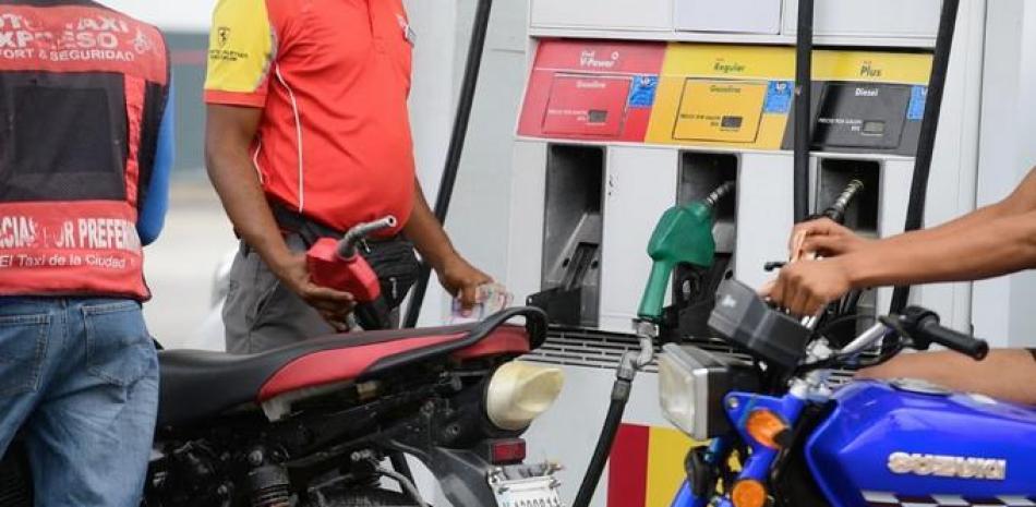 El gobierno del presidente Luis Abinader ha considerado nueva vez mantener los precios de los combustibles, evitando con ello que aumentos que van desde los 12 hasta 80 pesos por galón. Foto de archivo / LD