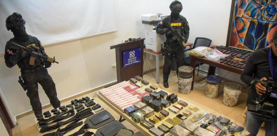 Armas y accesorios decomisados por las autoridades.