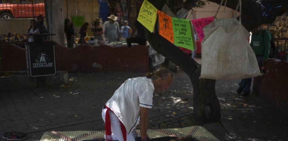 Un hombre le da un masaje terapéutico a una mujer en la plaza central de Tepoztlán, estado de Morelos, México, el 6 de agosto de 2022. Tradiciones mesoamericanas, sabiduría oriental, fusiones espirituales new age: uno de los países más visitados del mundo, México fascina un tipo especial de turistas, viajeros en busca de sí mismos lejos de un mundo en crisis.
Pedro PARDO / AFP
