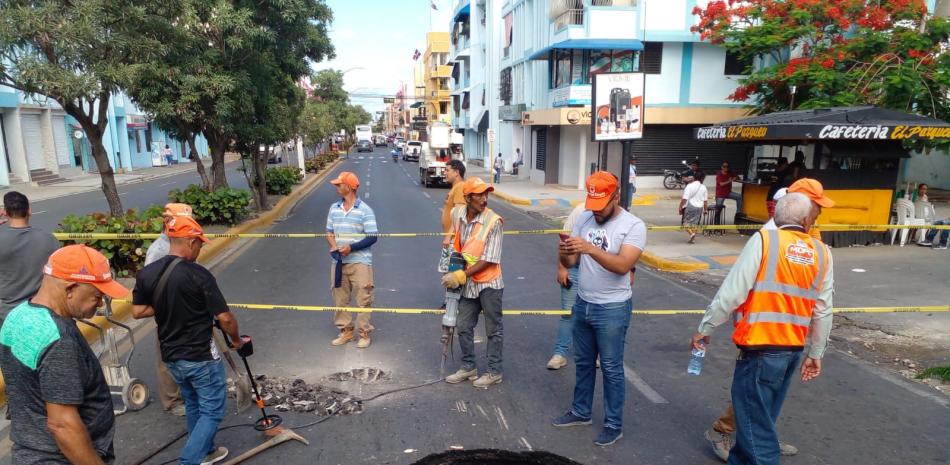 El colapso del pavimento ocurrió el pasado jueves en pleno cruce de la avenida Las Carreras. Brigadas han sido activadas para solucionar el problema. /ONELIO DOMíNGUEZ