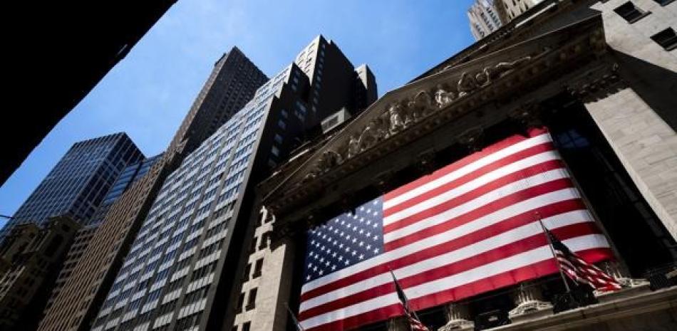 Bolsa de Valores de Nueva York.  El Dow Jones se hundió más de 1,000 puntos ayer tras el discurso del presidente de la FED, el cual frustró las esperanzas de Wall Street de que pronto podrían bajar las elevadas tasas de interés.  ap